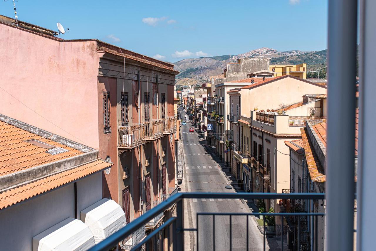 Appartamento Moderno in Centro città Sant'Agata di Militello Exterior foto